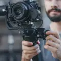 گیمبال چیست و چه کاربردی دارد؟ راهنمای انتخاب تجهیزات تثبیت تصویر برای فیلم‌برداری حرفه‌ای